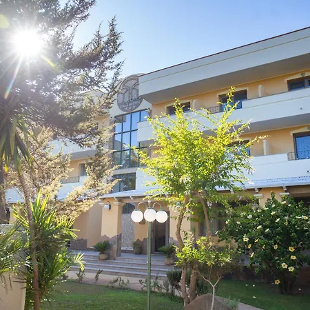 Hotel Cala Dei Pini 3*