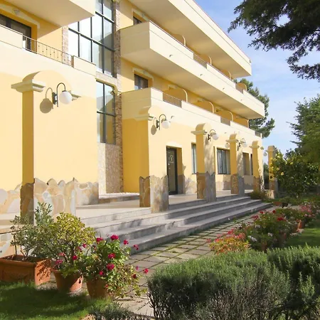 Cala Dei Pini מלון